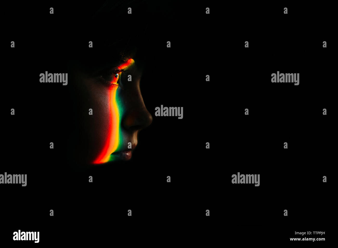 Close-up du spectre sur la fille en chambre noire Banque D'Images