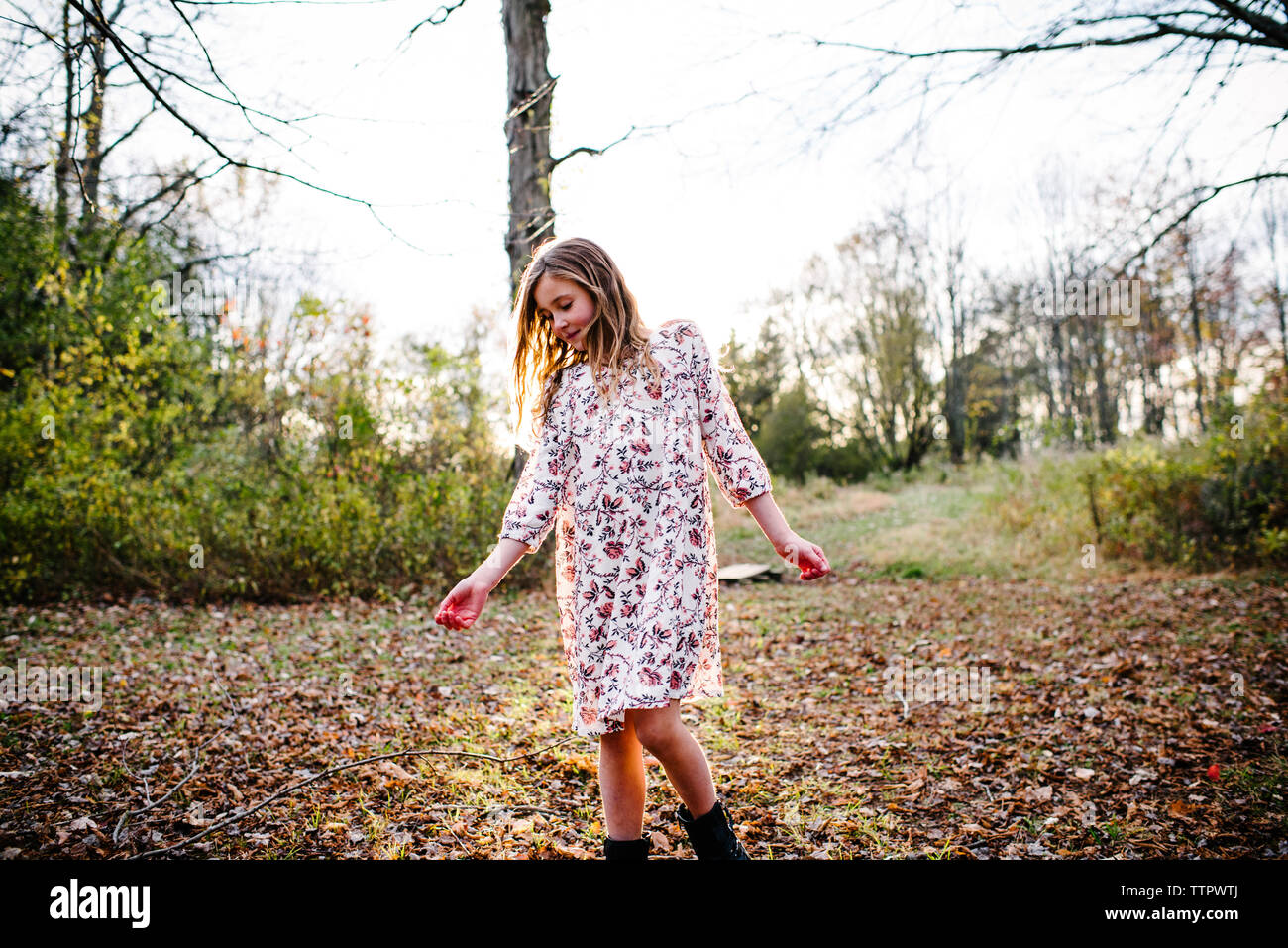 Girl standing at park Banque D'Images
