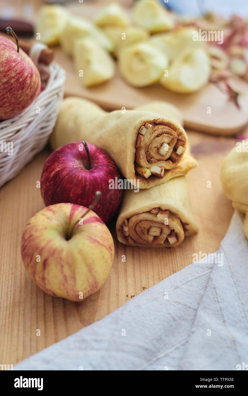 Portrait de tranches de pomme et cannelle, roulée dans de la pâte feuilletée sur le comptoir de la cuisine Banque D'Images