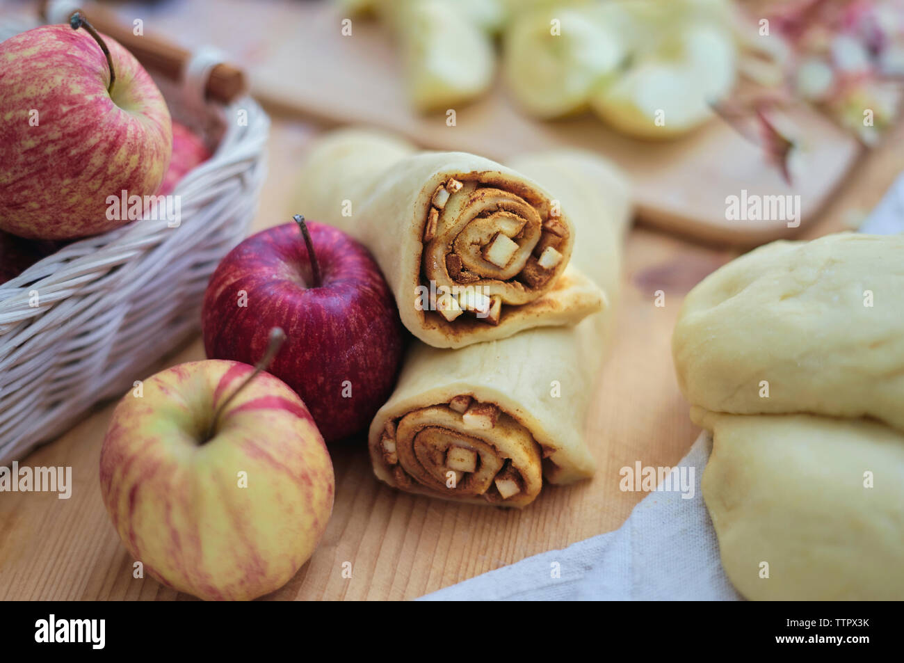 Close-up de tranches de pomme et cannelle, roulée dans de la pâte feuilletée sur le comptoir de la cuisine Banque D'Images