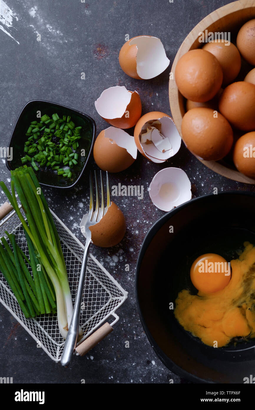 Portrait d'oeufs avec oignons de printemps sur la table Banque D'Images