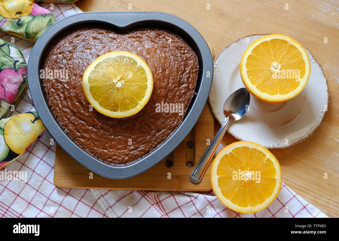 Portrait de gâteau au chocolat avec des tranches d'orange sur la table Banque D'Images