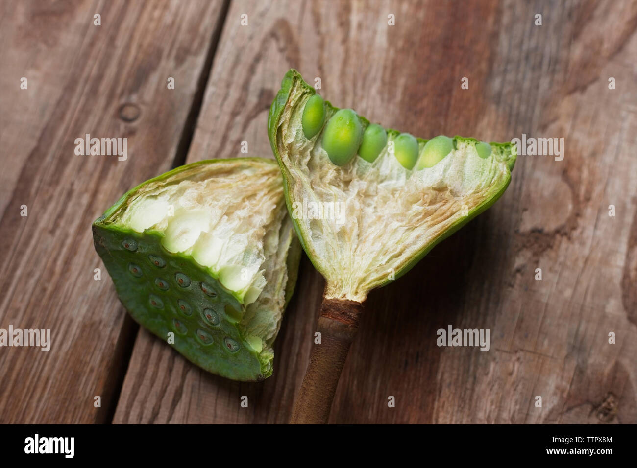 Close-up of lotus pods sur table en bois Banque D'Images