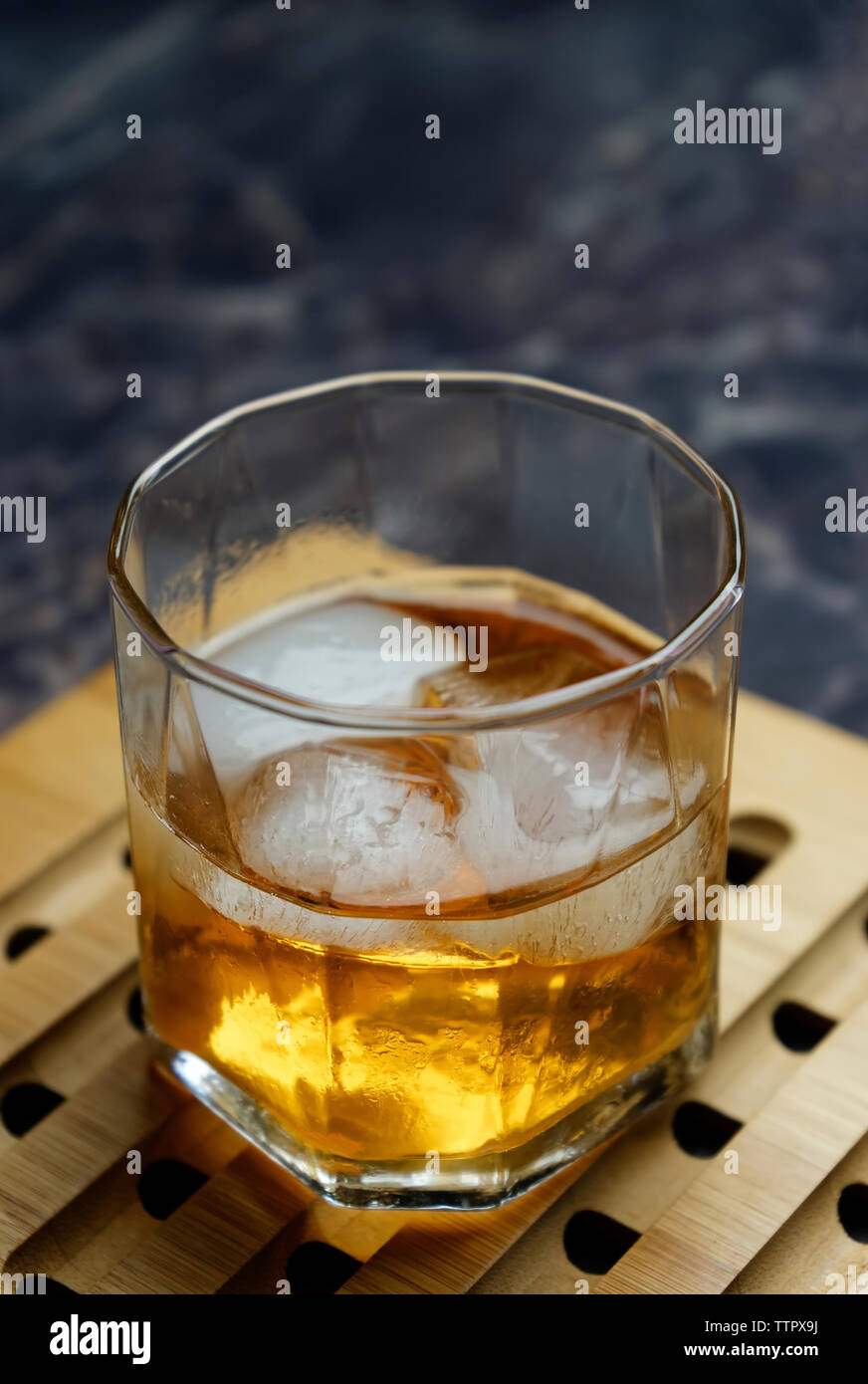Close-up of ice cubes in alcoholic drink on tray Banque D'Images