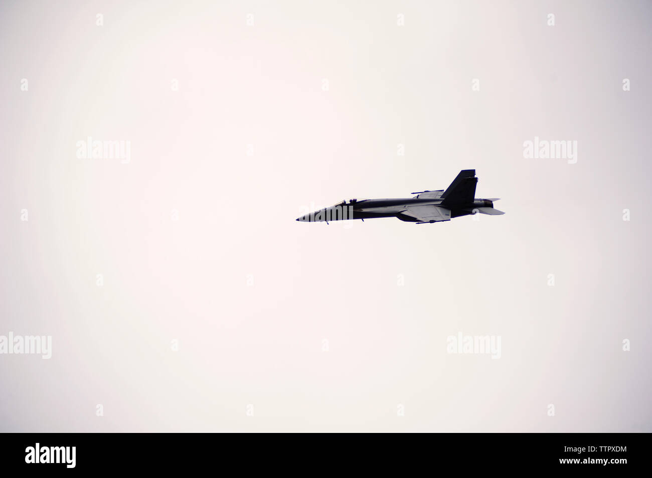 Low angle view of fighter plane voler dans un ciel clair Banque D'Images