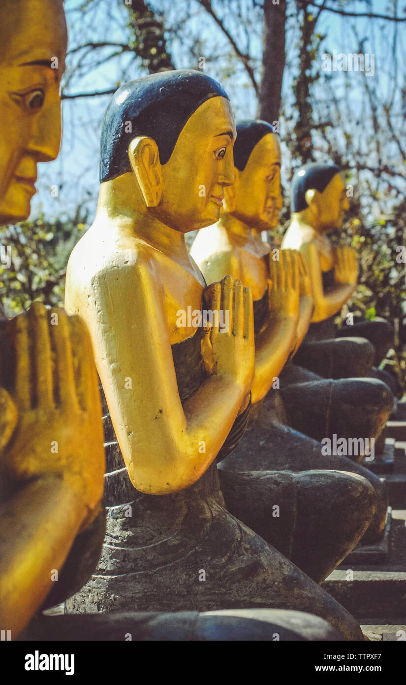 Statuts de Bouddha dans une rangée Banque D'Images