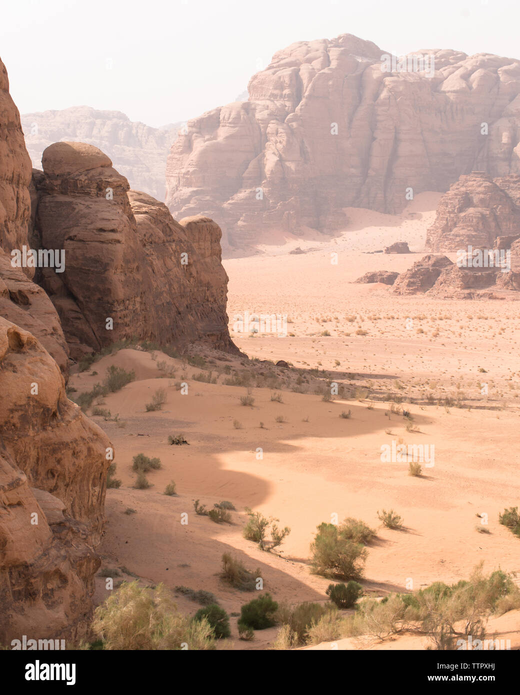 Montagnes du Wadi Rum & Shadows Banque D'Images
