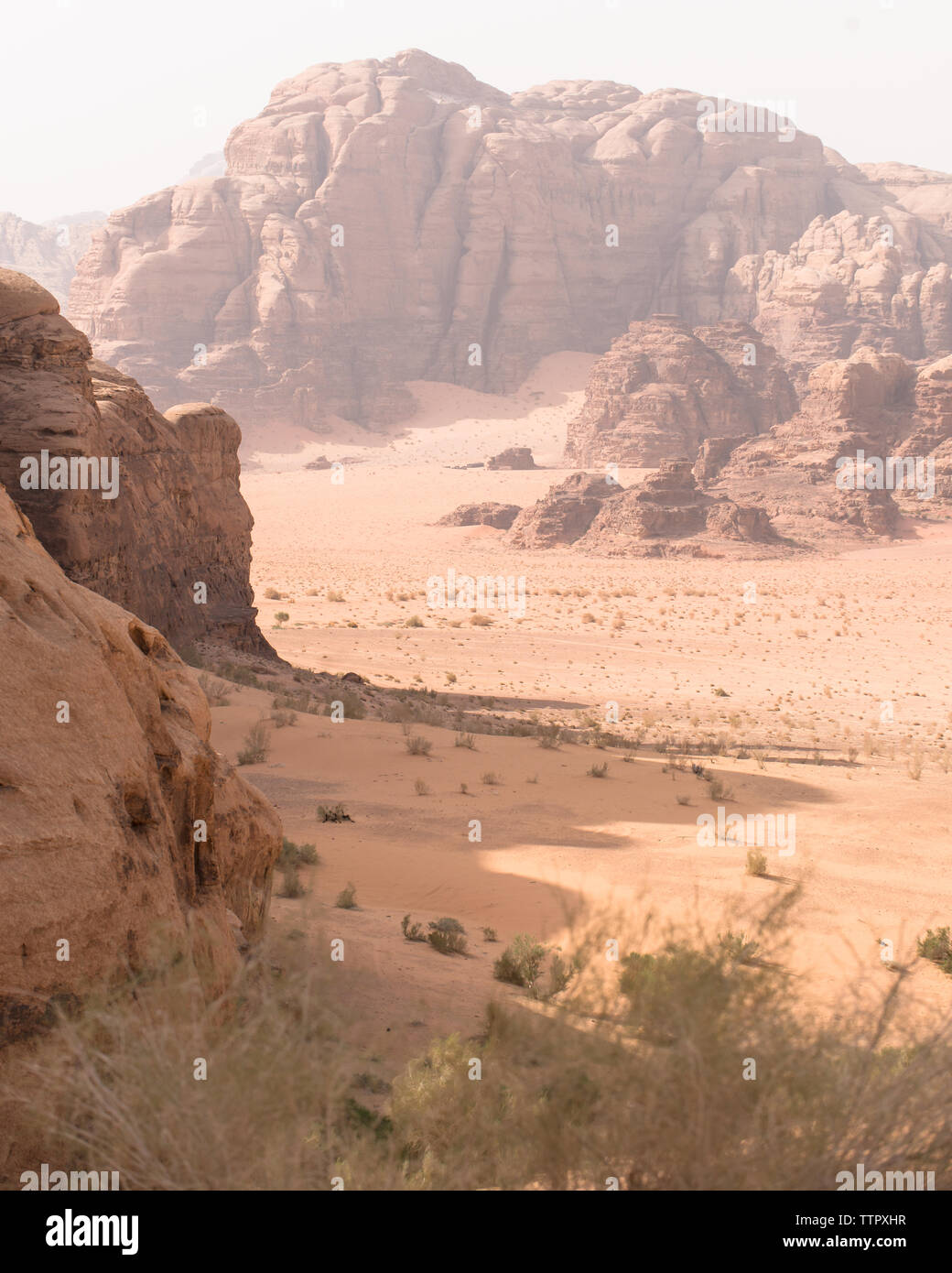 Montagnes du Wadi Rum & Shadows Banque D'Images