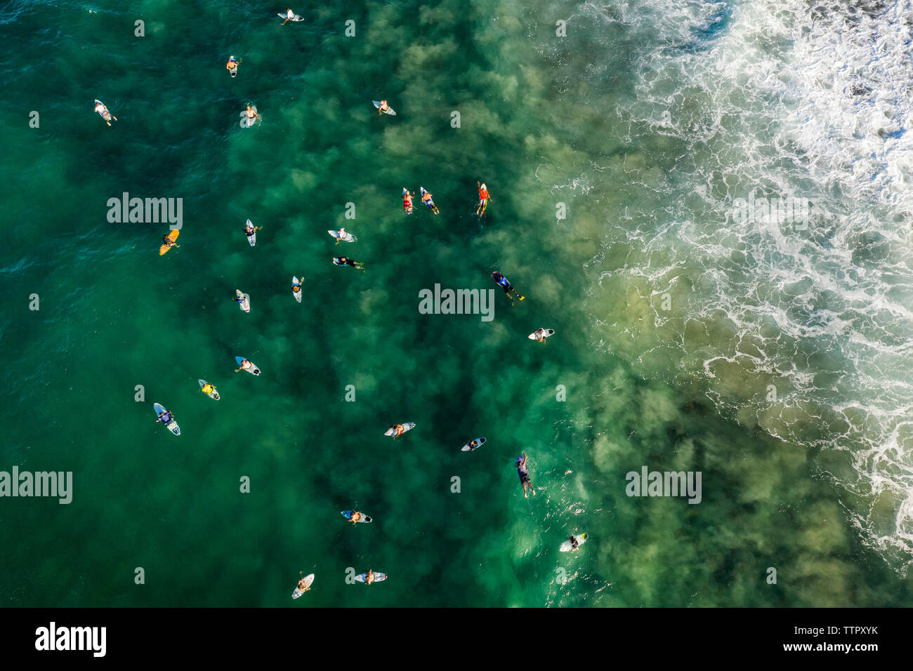 Vue aérienne de surfeurs en attente de vagues à Burleigh Heads, Australie Banque D'Images