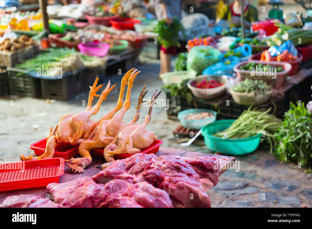 Le poulet cru pour la vente au marché, Bac Ha, province de Lao Cai, Vietnam, Asie, Banque D'Images