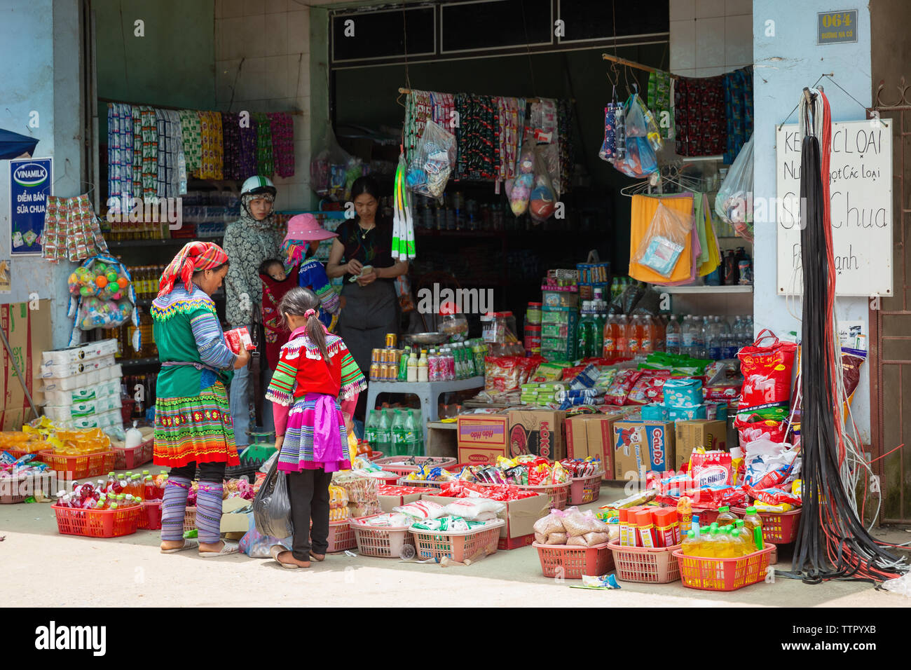 Les femmes vietnamiennes du shopping au magasin local, Bac Ha, province de Lao Cai, Vietnam, Asie, Banque D'Images