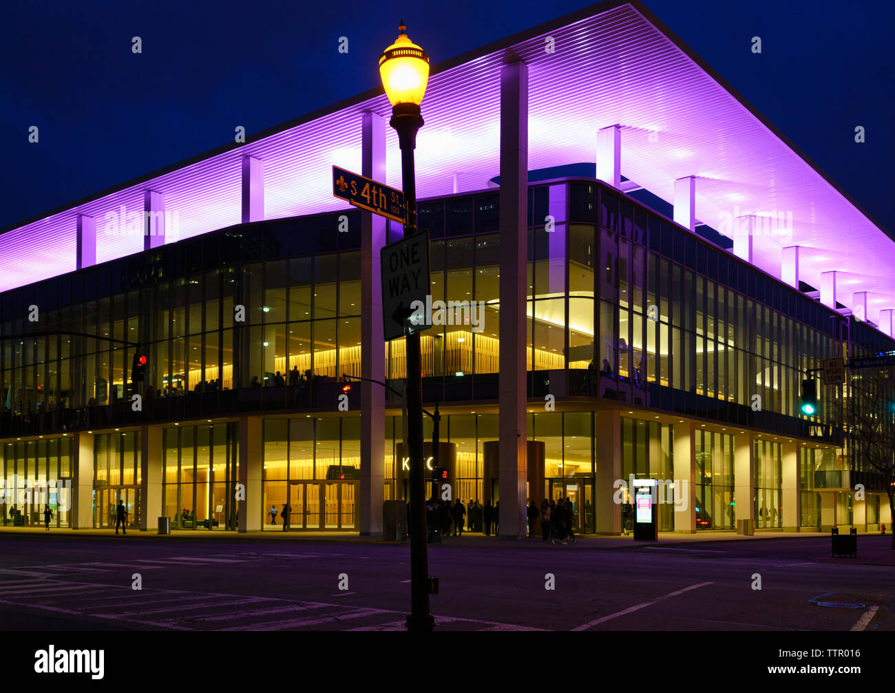 Le centre de congrès international du Kentucky (KICC) s'illumine la nuit, Louisville, Kentucky. Construit en 1977, il a rouvert ses portes en 2018 après des travaux de rénovation. Banque D'Images