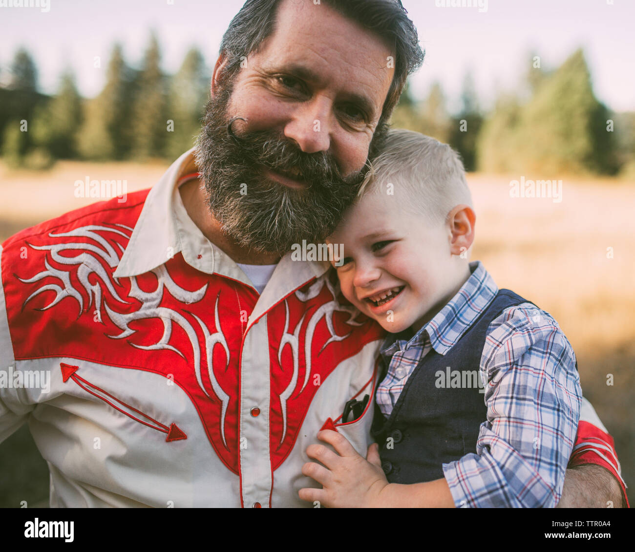 Portrait de grand-père à petit-fils pleurer avec park Banque D'Images