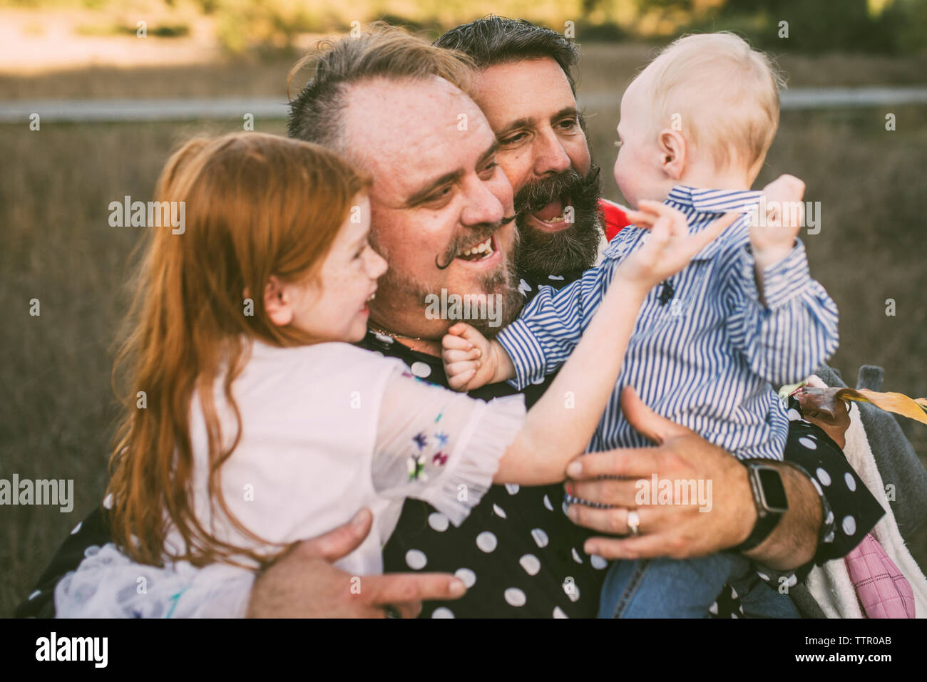 Happy Family playing at park Banque D'Images