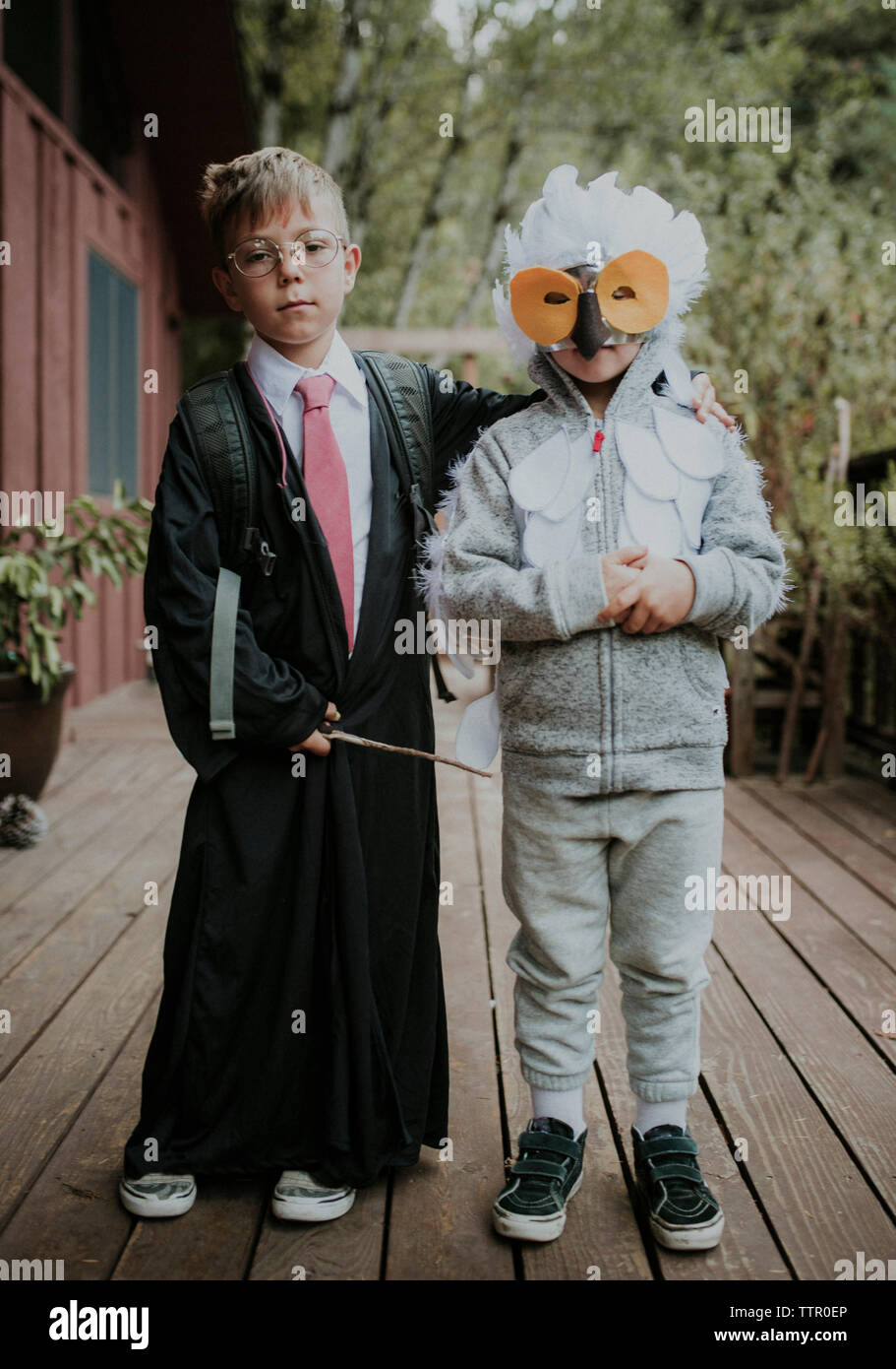 Portrait de frères déguisés en Harry Potter et terriers sur la plate-forme au cours de l'Halloween Banque D'Images
