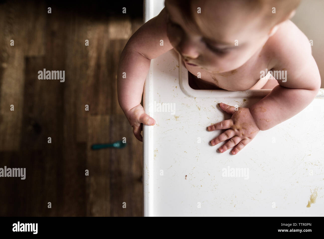 Coup De Frais Generaux De Messy Mains Du Bebe Dans Une Chaise Haute Avec Cuillere Sur Marbre Photo Stock Alamy