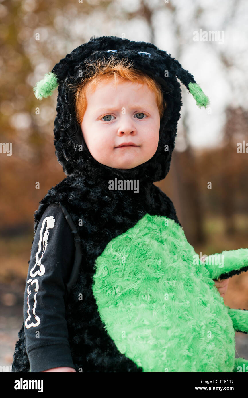 Petit garçon déguisé en araignée pour halloween en plein air mignon Banque D'Images