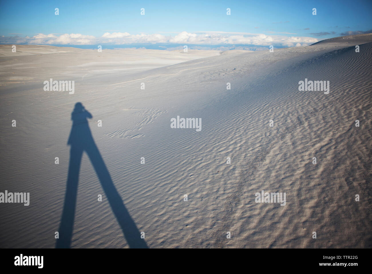 Ombre de personne on White Sands National Monument Banque D'Images