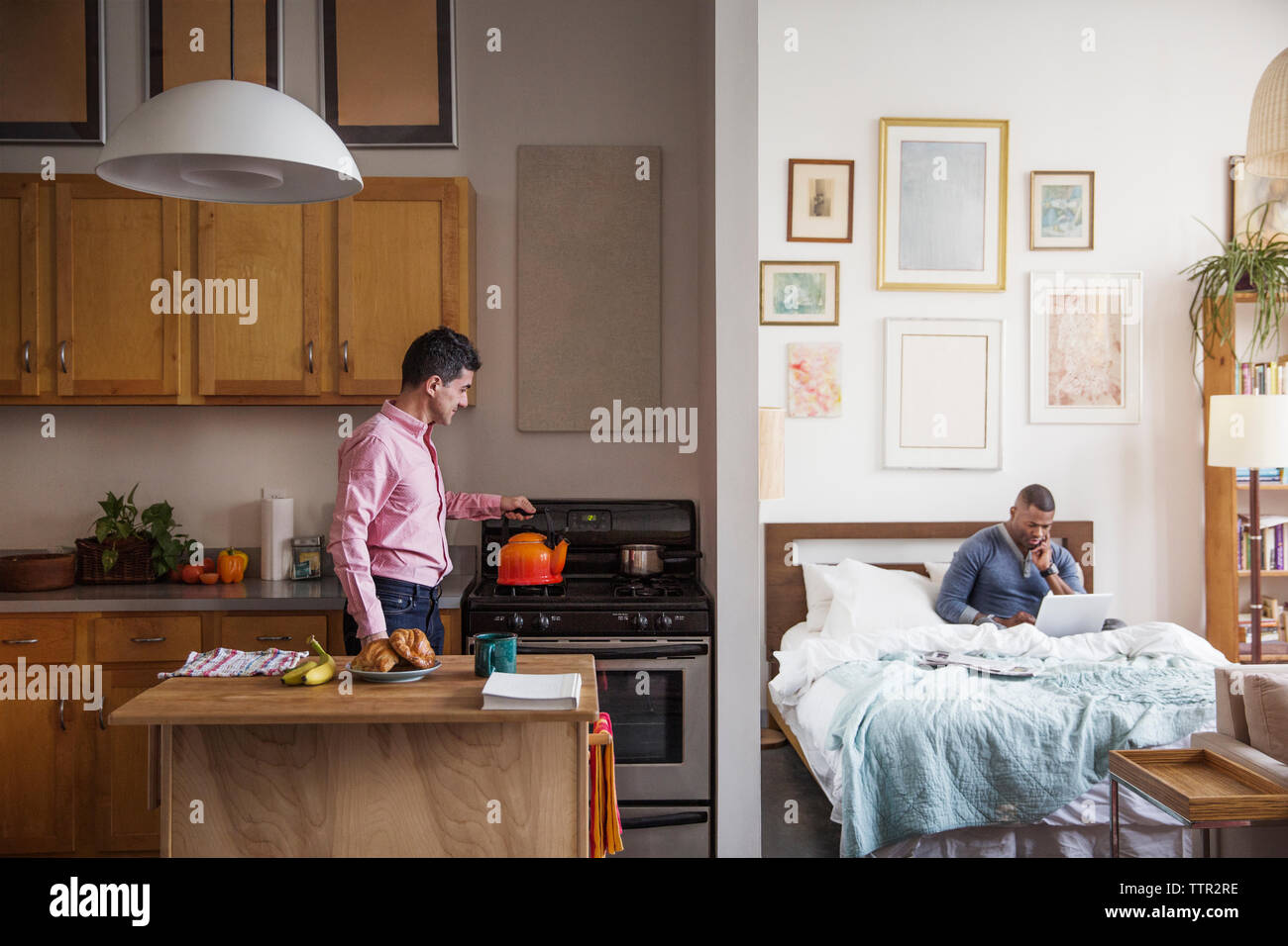 Faire du café pendant que l'homme homosexuel home partenaire Banque D'Images