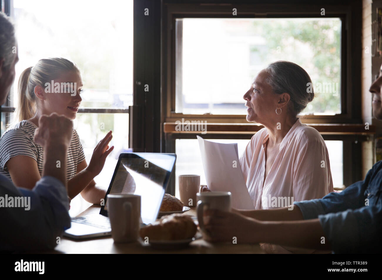 les gens d'affaires parlant tout en prenant un café pendant la réunion au café Banque D'Images les gens d'affaires parlant tout en prenant un café pendant la réunion au café Banque D'Images