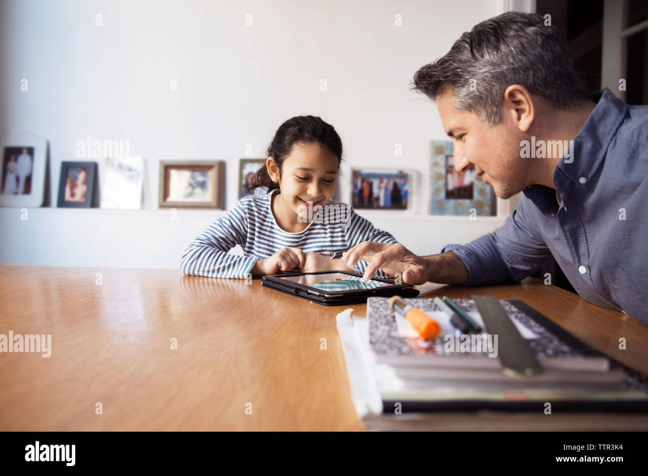 Ordinateur tablette montrant père en fille Banque D'Images