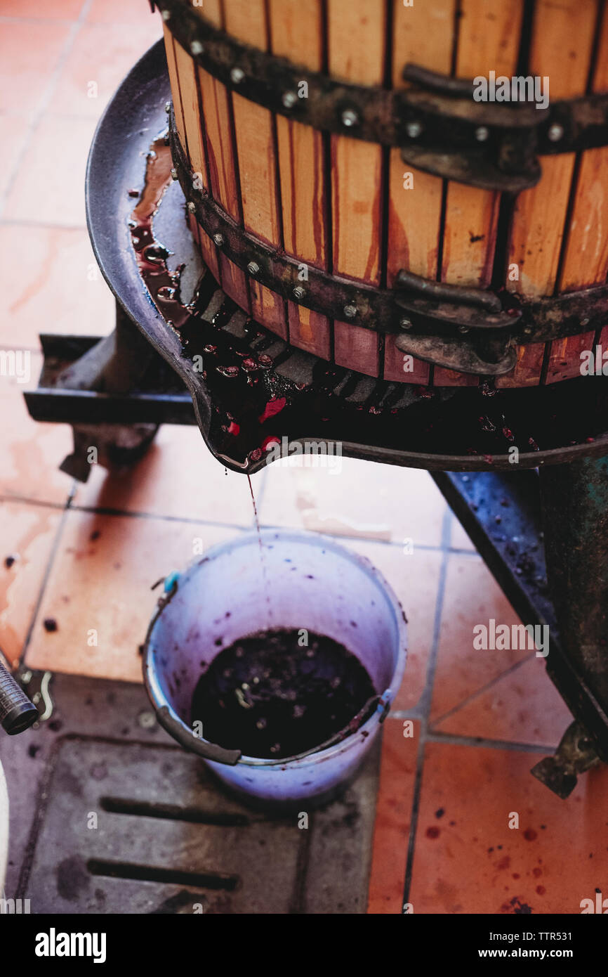 Portrait de vin dans le godet de remplissage de fûts à factory Banque D'Images