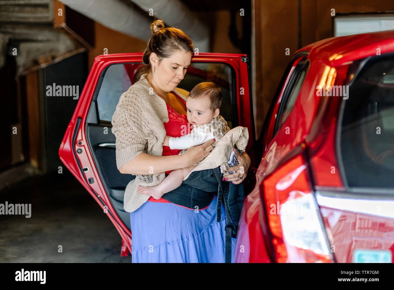 Maman De Transporter Bebe Dans La Voiture Dans Le Garage Photo Stock Alamy