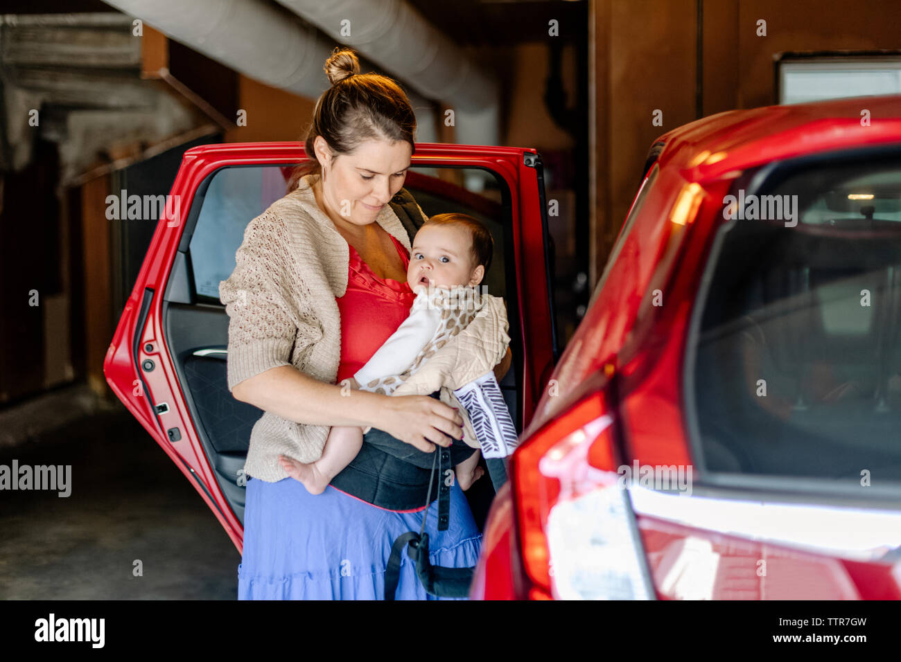 Placer Maman Bebe Dans La Voiture En Garage Photo Stock Alamy