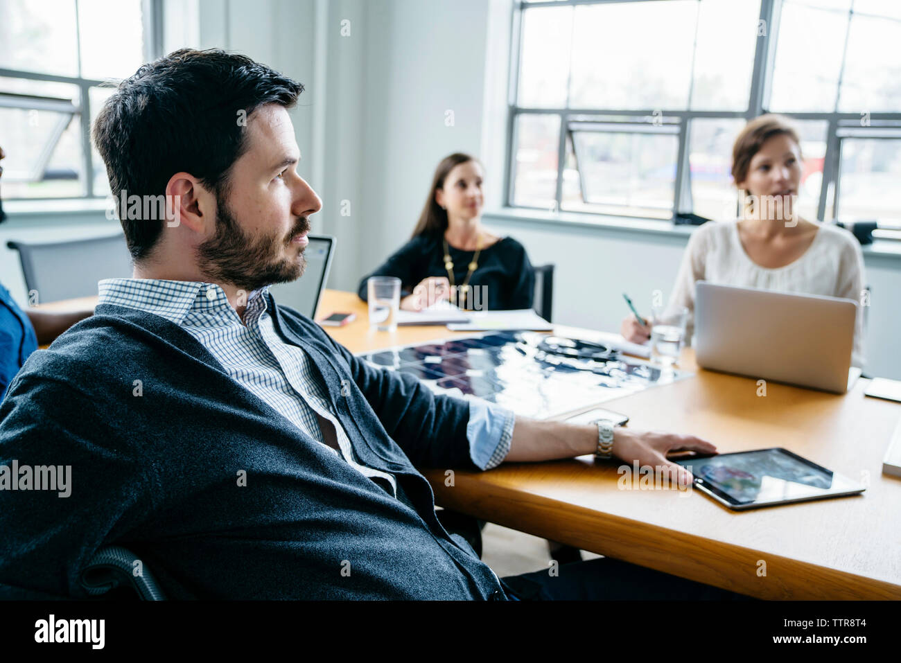les gens d'affaires pendant la réunion dans le bureau Banque D'Images