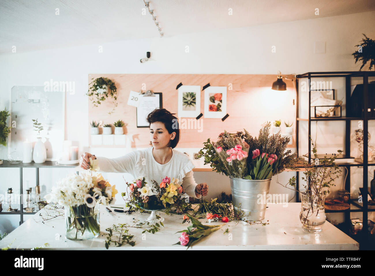Organiser dans un vase de fleurs fleuriste à stocker Banque D'Images