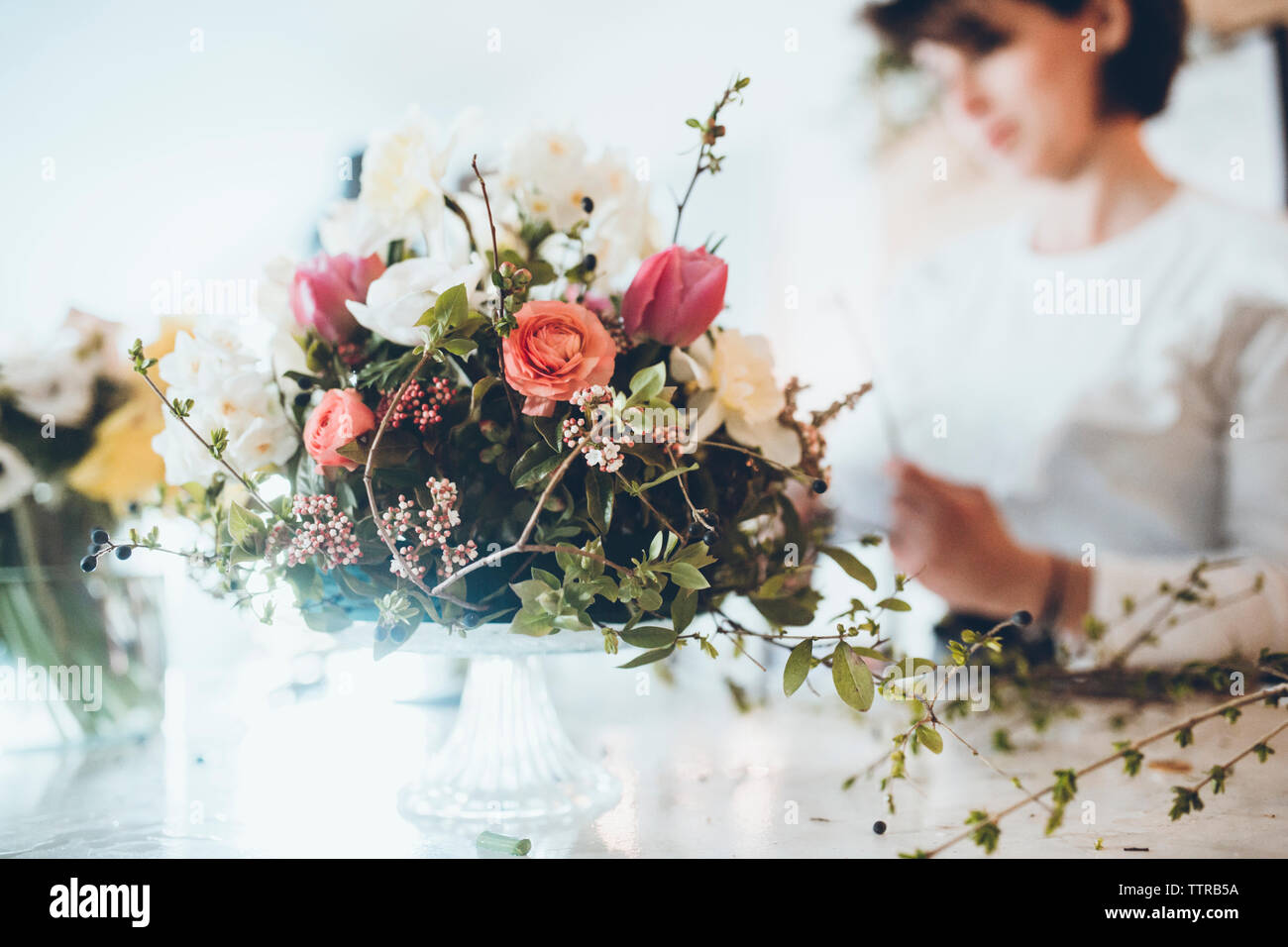 Close-up arrangement de fleur fleuriste avec en arrière-plan en magasin Banque D'Images
