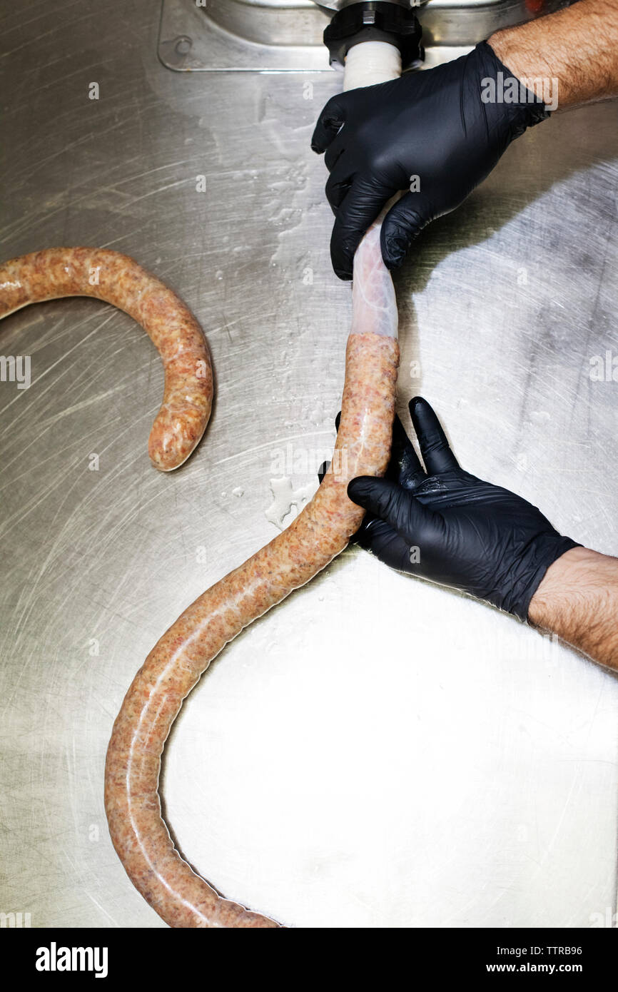 Vue de dessus de chef making sausage in commercial Kitchen Banque D'Images
