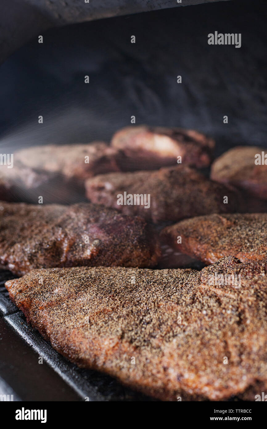Close-up d'être grillées sur barbecue ribs Banque D'Images