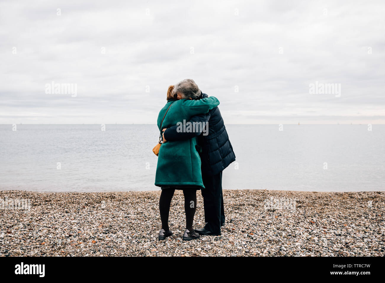 Vue arrière du couple hugging à côté de la plage Banque D'Images