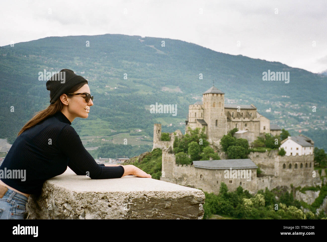 Vue latérale du woman looking at view avec le fort et montagne en arrière-plan Banque D'Images