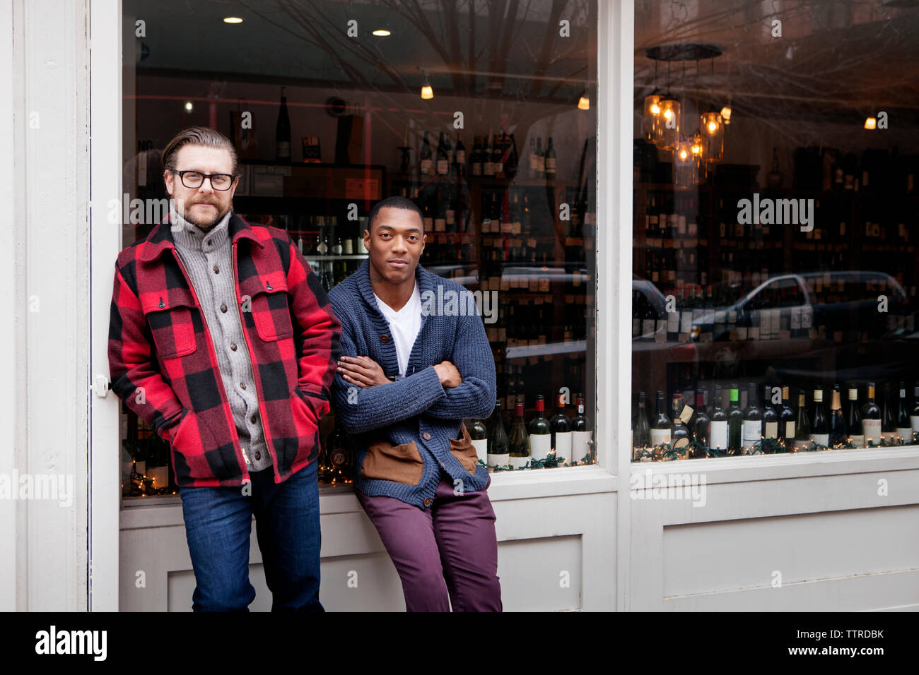 Portrait de certains propriétaires de petites entreprises à l'extérieur de magasin de vin Banque D'Images