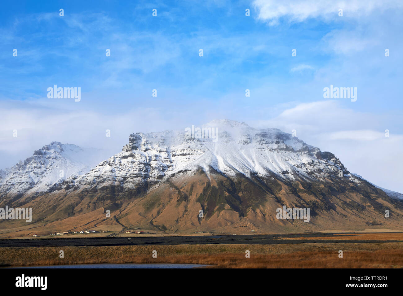 Vue idyllique de la montagne contre ciel nuageux au cours de l'hiver Banque D'Images