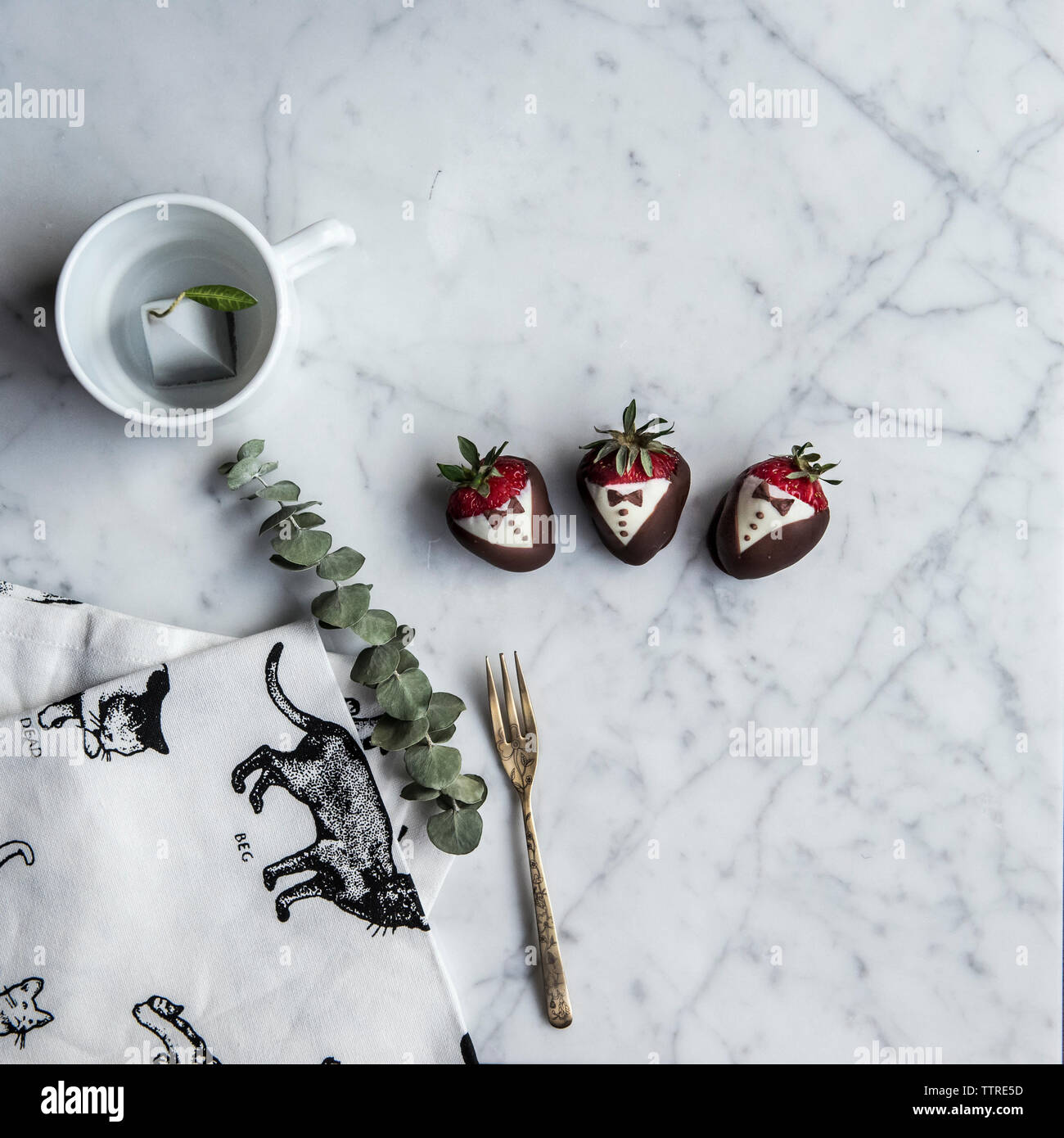 Vue de dessus des fraises au chocolat avec la fourchette sur la table Banque D'Images