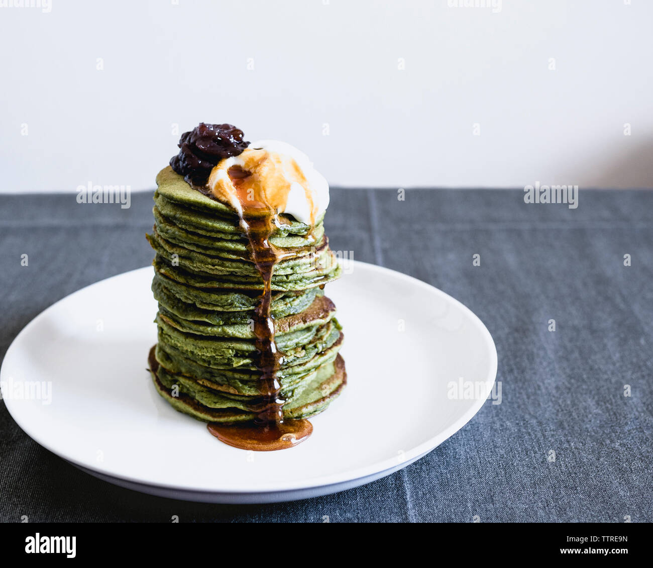 Pile de crêpes de thé matcha dans la plaque sur la table Banque D'Images