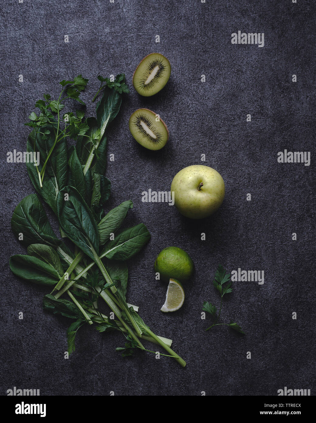 Vue de dessus d'herbes et de fruits sur une table Banque D'Images