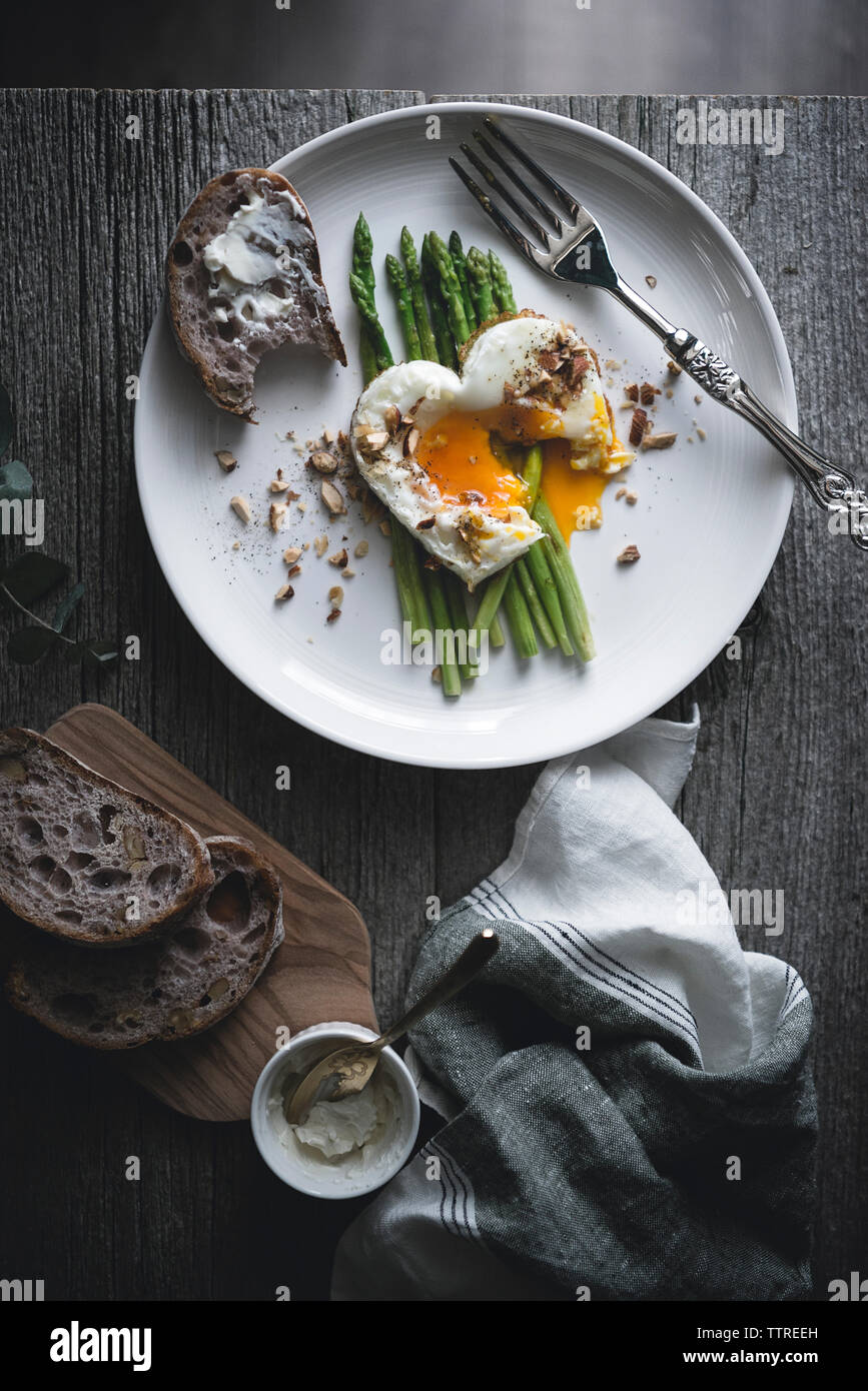 Vue supérieure de l'œuf frit avec les asperges et le pain servi dans la plaque Banque D'Images