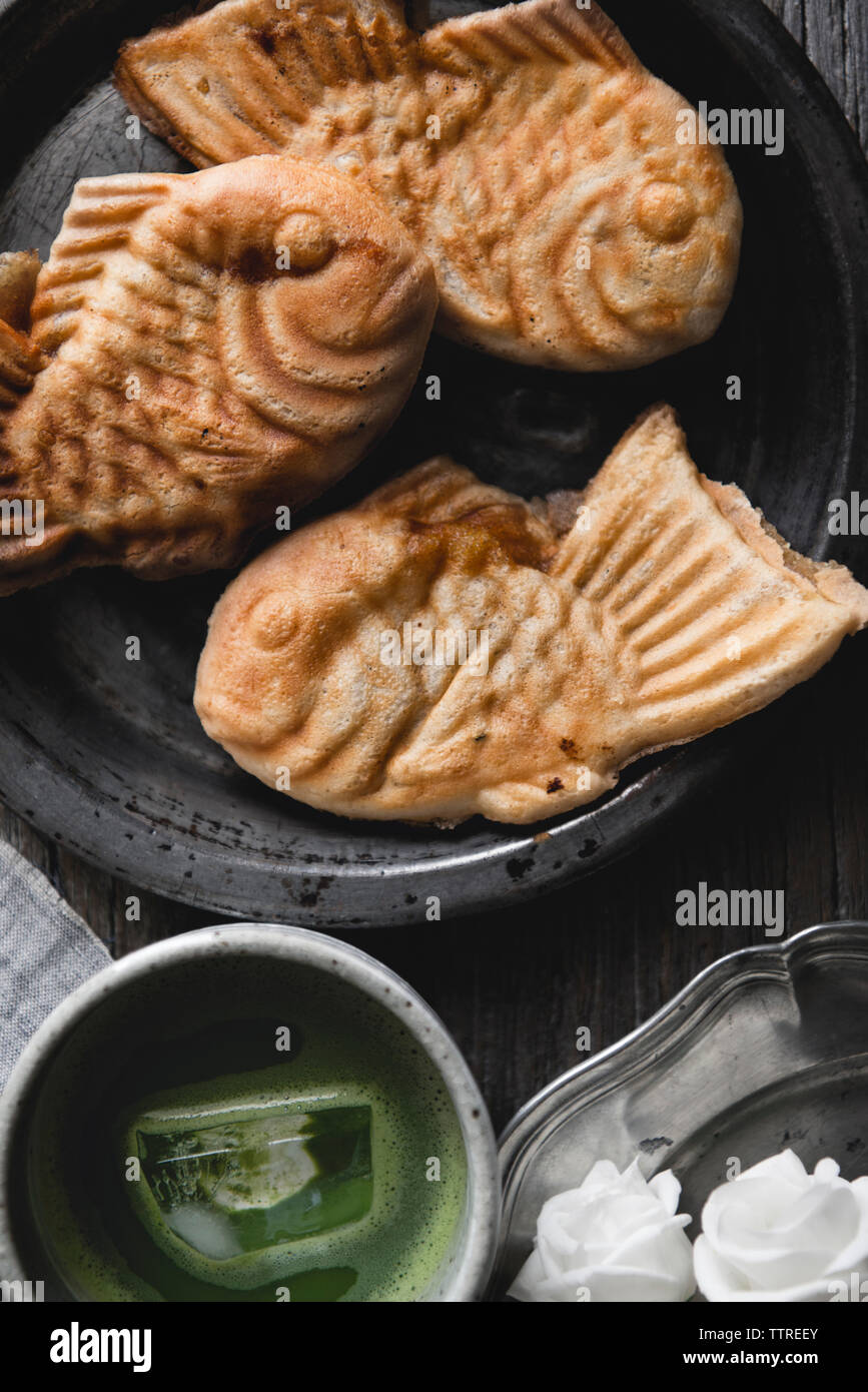 Vue de dessus de taiyaki avec thé matcha sur table en bois Banque D'Images