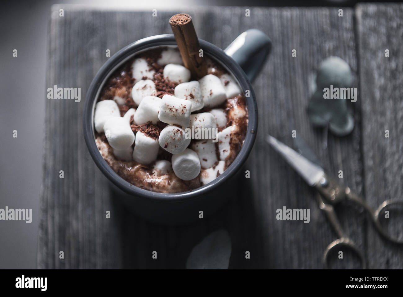 Vue aérienne de chocolat chaud de la guimauve mug on wooden table Banque D'Images