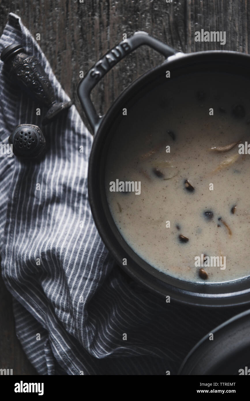 Vue aérienne de soupe aux champignons shimeji sur table Banque D'Images