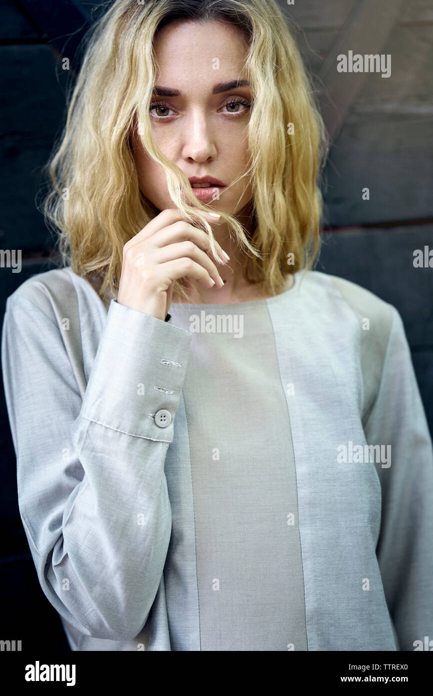 Portrait of young woman with Blonde hair debout contre le mur Banque D'Images