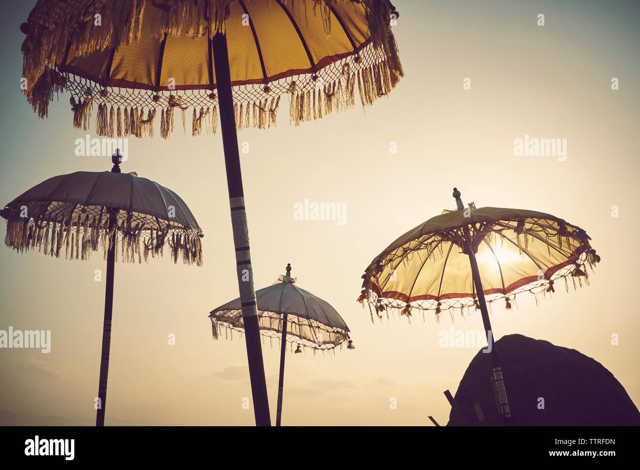 Parasols traditionnels contre le ciel au coucher du soleil Banque D'Images