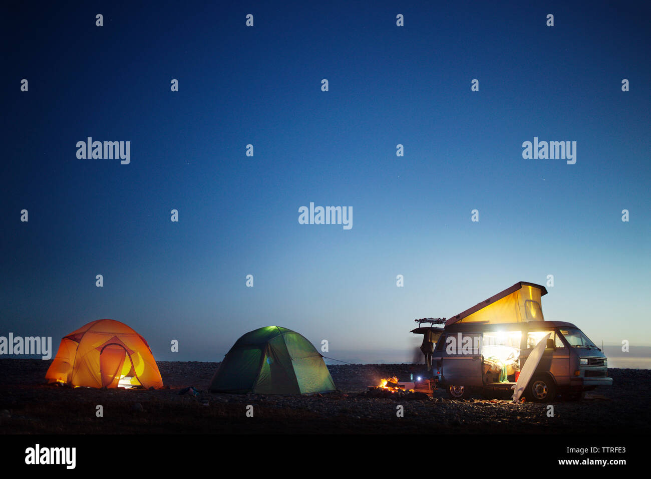 L'équipement de camping à la ciel bleu clair Banque D'Images