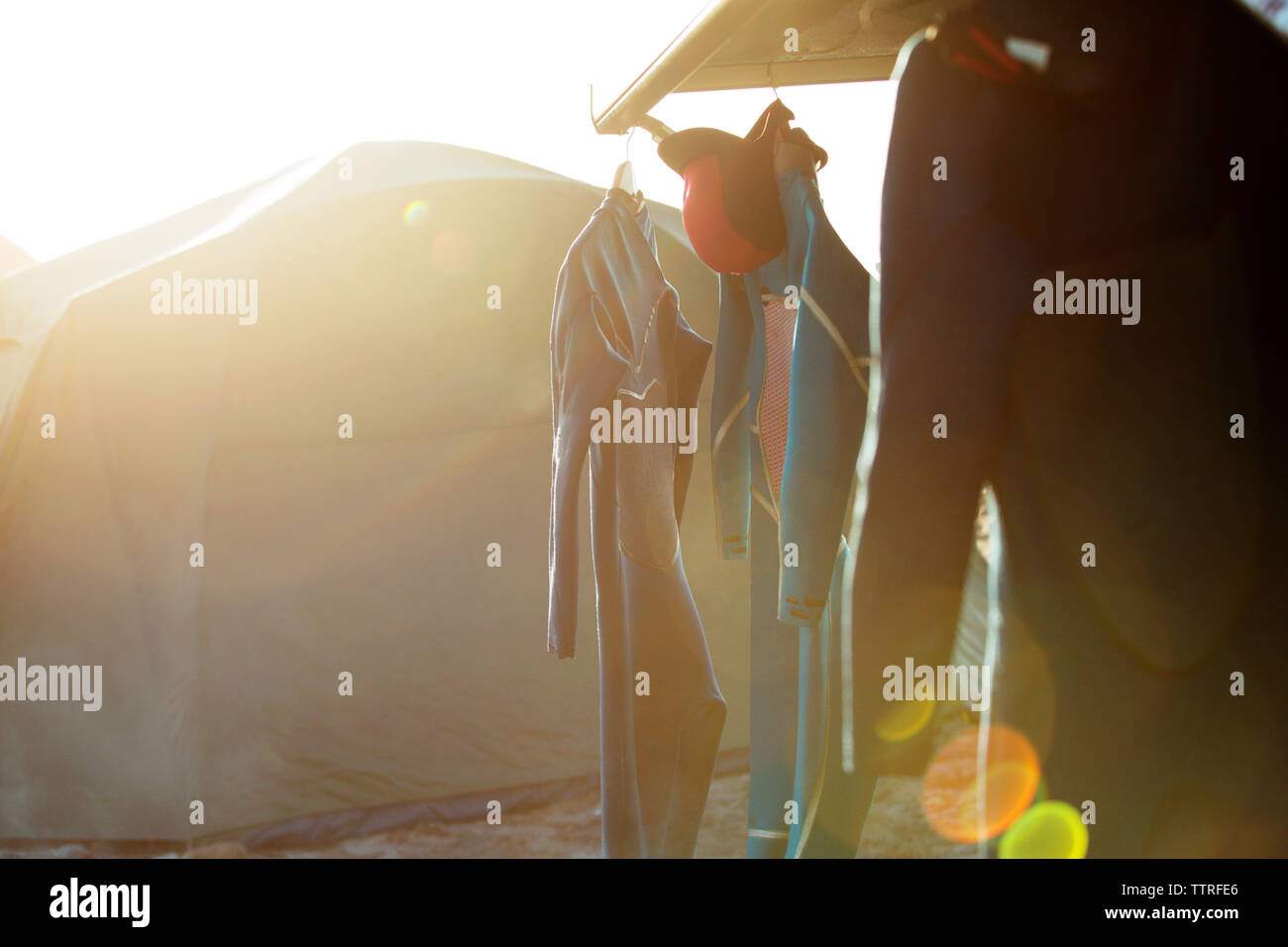 Combis pendaison contre tente au soleil sur la plage Banque D'Images