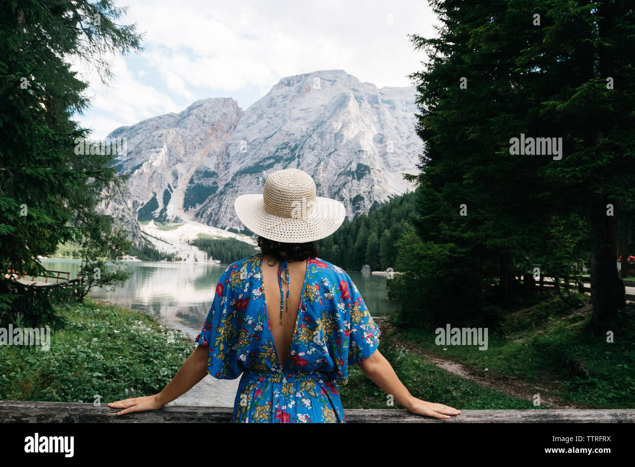 Le port touristique hat tout en regardant les montagnes vue contre Banque D'Images