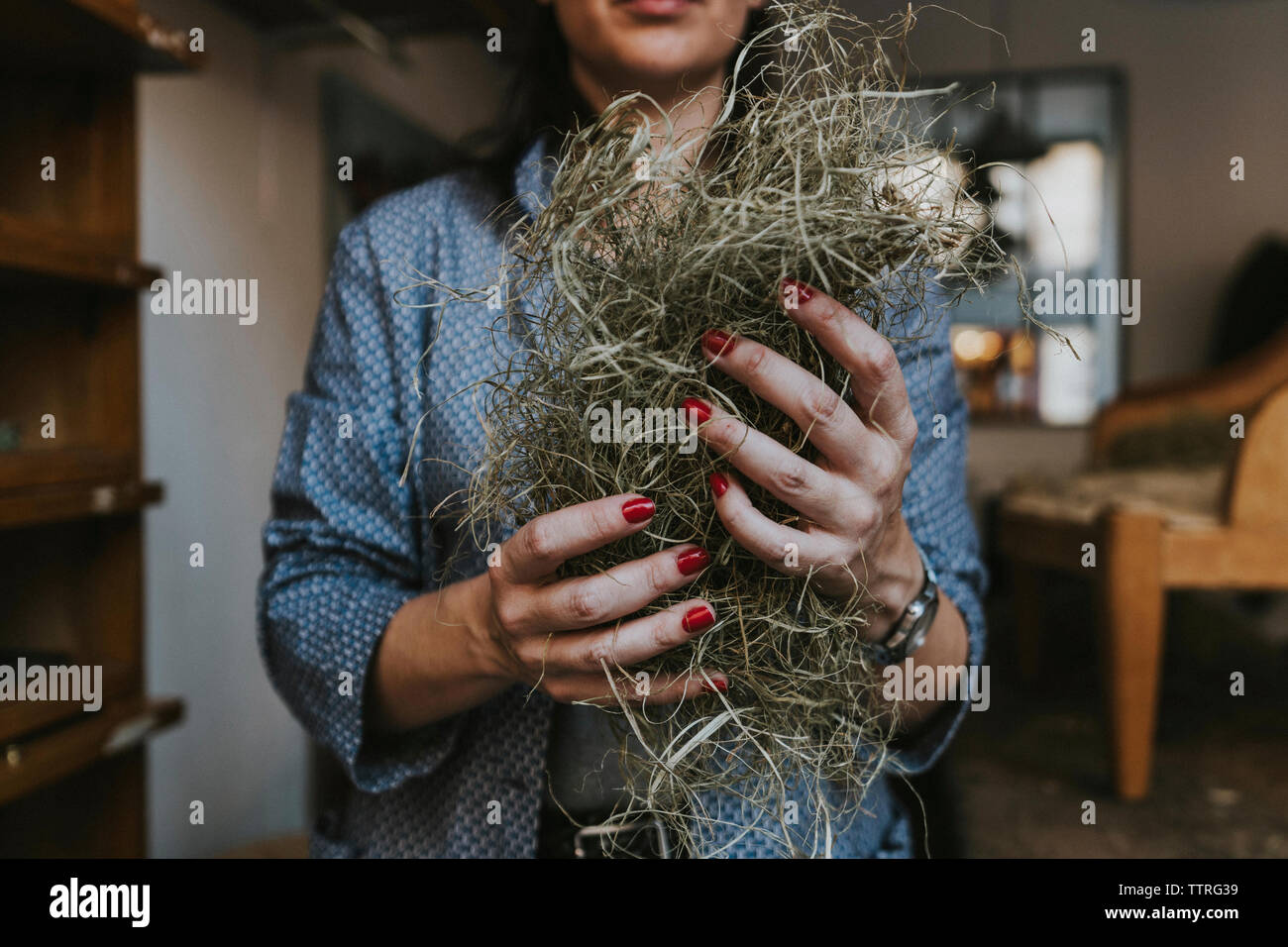 Portrait de femme rembourreur holding pailles en position debout dans l'atelier Banque D'Images